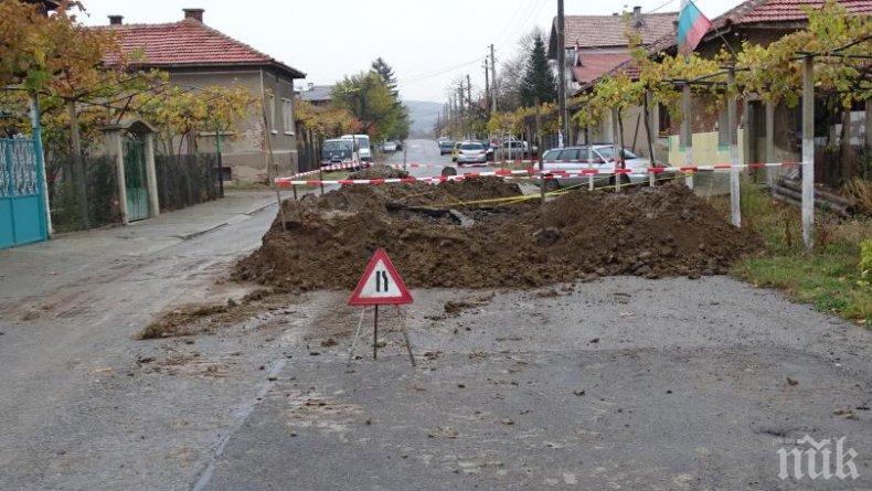 ТРАГЕДИЯ: Служител на ВиК почина, затрупан в изкоп край Бобошево
