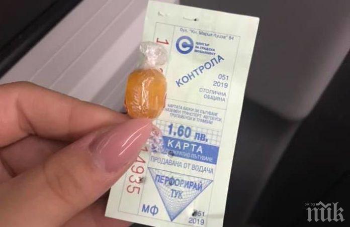 Шофьор в София дава бонбон с билетчето
