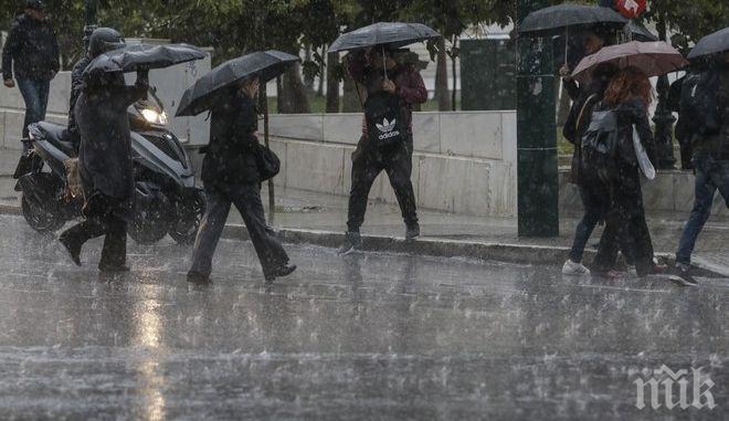 Циклонът Атина продължава да вилнее над Гърция съобщават гръцките медии