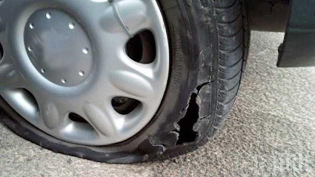 Нарязаха гумите на общинар