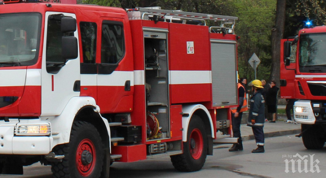 ОГНЕН АД: Пламна пожар в блок във Варна, евакуираха 14 души