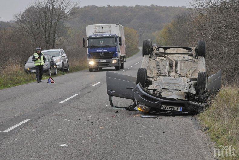 Кола се заби в трактор и се обърна по таван край хасковско село (СНИМКИ)