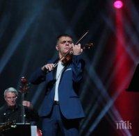 ВИРТУОЗ: Васко Василев свири на... сешоар