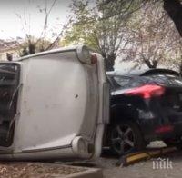 ПЪЛЕН АБСУРД: Шофьор обърна съседски трабант, за да си освободи място за паркиране (СНИМКИ)