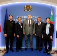 Министър Кралев се срещна с делегация от японския град Окаяма 