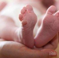 БЕЖАНЕЦ: 9-месечно бебе почина в лагер на остров Лесбос