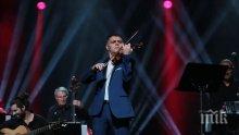 ВИРТУОЗ: Васко Василев свири на... сешоар