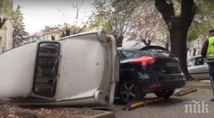 пълен абсурд шофьор обърна съседски трабант освободи паркиране снимки