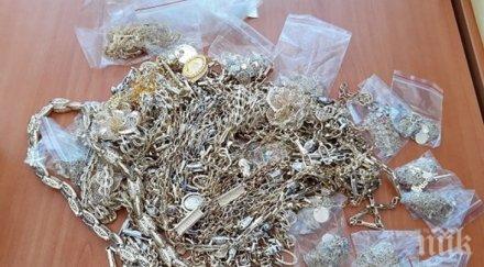 агенция митници продава златни биберони снимка