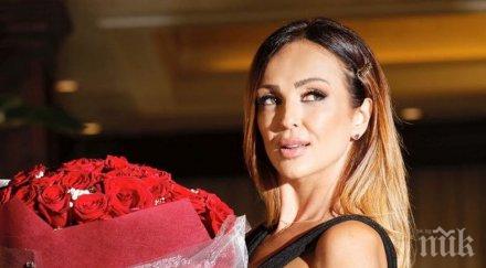 горещо годишната глория нажежи мрежата голи снимки