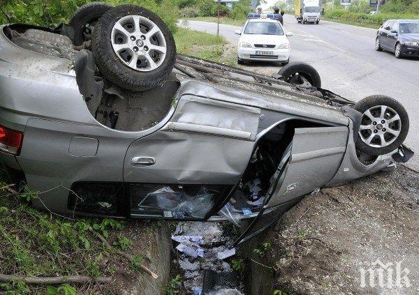 Млада жена се метна с пежо в канавка