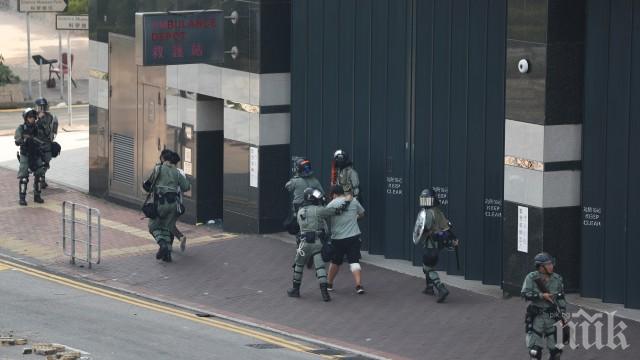 Полицията в Хонконг с бойни патрони срещу протестиращи със смъртоносни оръжия