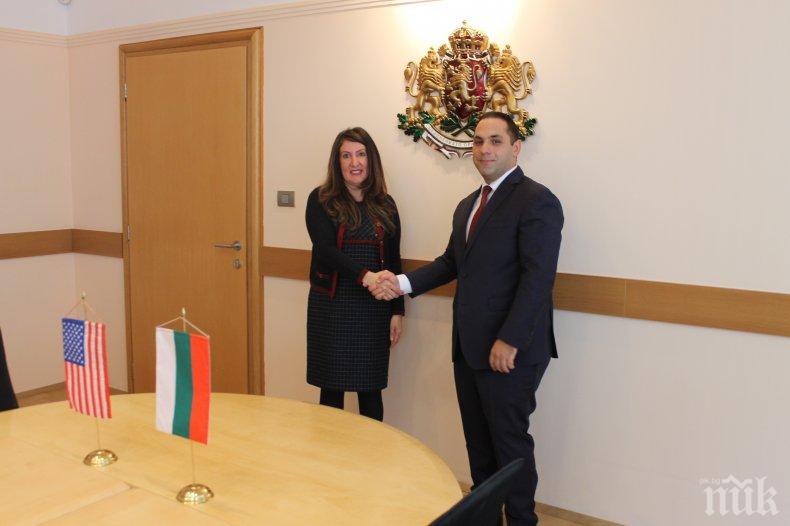 Министър Караниколов се срещна с посланика на САЩ Херо Мустафа 