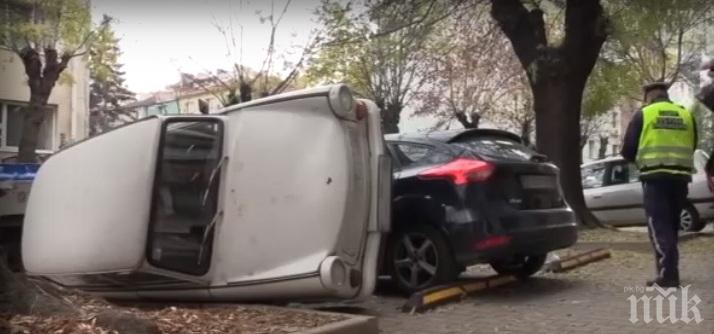 ПЪЛЕН АБСУРД: Шофьор обърна съседски трабант, за да си освободи място за паркиране (СНИМКИ)