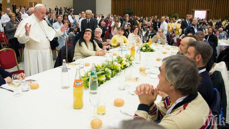 Папа Франциск даде обяд за 1500 бедни