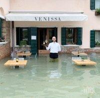Туристи от цял свят продължават да прииждат в наводнената Венеция