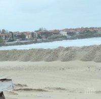 ТРЕВОГА В СОЗОПОЛ: Местните скочиха срещу пясъчна дига на плажа