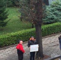 Байрактаров сам на протеста срещу Валери Симеонов (СНИМКИ)