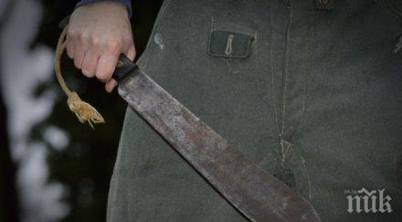 луд нападна полицаи мачете рани единия