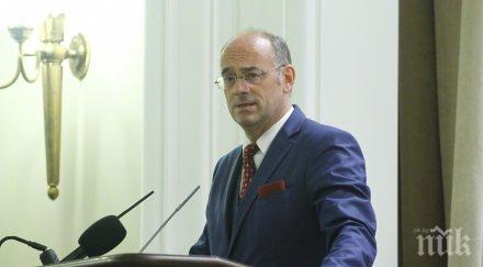 скандал 250 желаещи война 100 места научна конференция