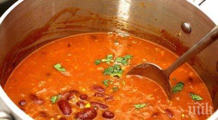 индия дете падна казан боб свари