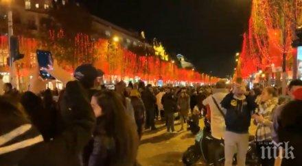 уникална коледна украса озари париж видео