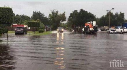 воден апокалипсис гърция реки преливат наводнени къщи магазини затварят пътища