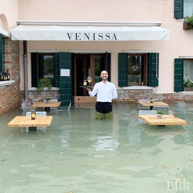 Туристи от цял свят продължават да прииждат в наводнената Венеция