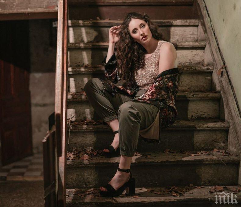 Дъщерята на Саня Армутлиева в трио с Павел и Венци Венц