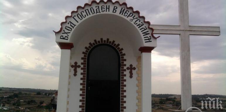 Безбожник потроши селски параклис