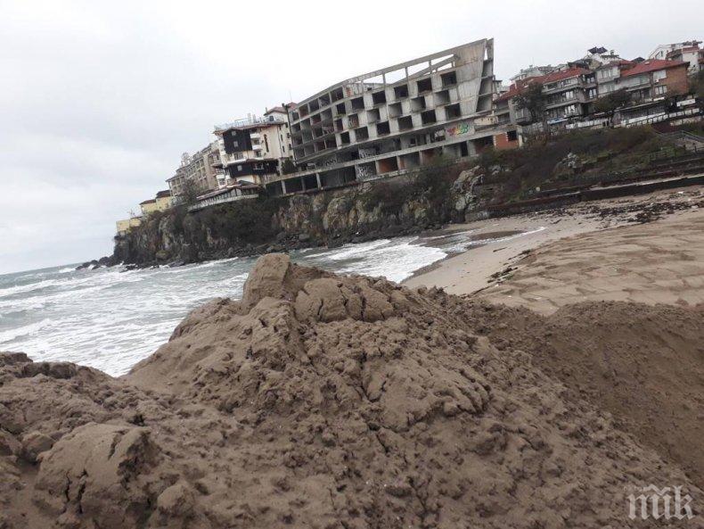 Дигата на Централния плаж в Созопол е почти премахната                                  