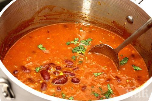 В ИНДИЯ: Дете падна в казан с боб и се свари