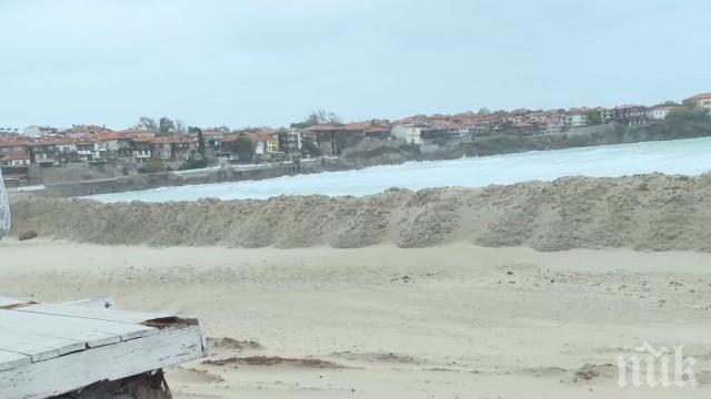 ТРЕВОГА В СОЗОПОЛ: Местните скочиха срещу пясъчна дига на плажа