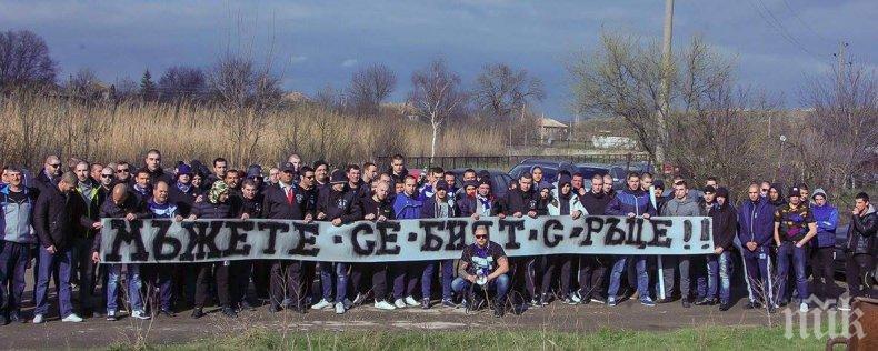 ДИВ ЕКШЪН: Фенове на Спартак Варна нахлуха на терена и прекратиха дербито с Черноморец