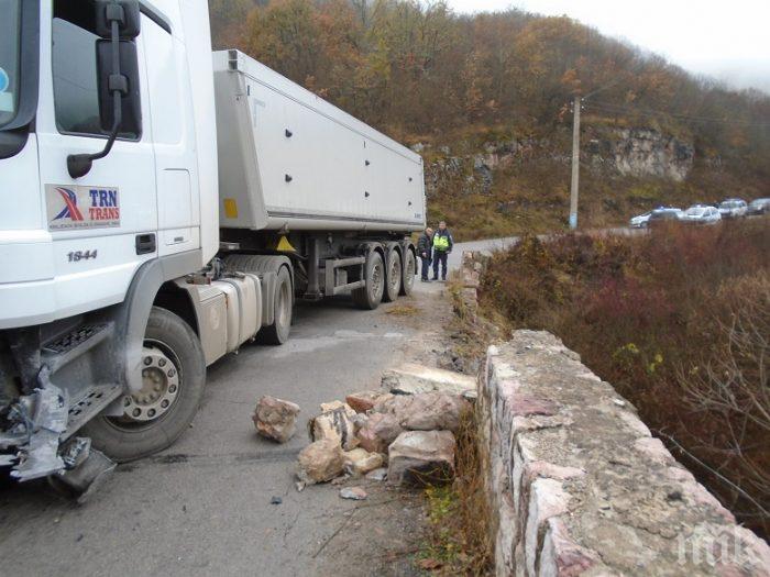Камион се сурна в Рижкия проход, няма пострадали