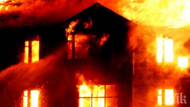ОГНЕН АД: Жена изгоря жива в дома си! Комшиите гасили пламъците, но не успели да спасят 58-годишната дупничанка