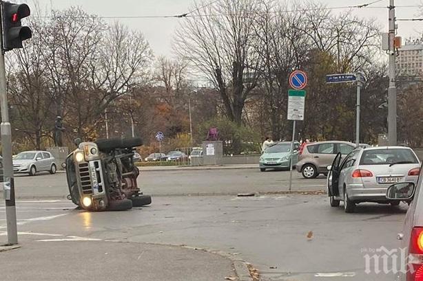 ИЗВЪНРЕДНО: Джип се обърна пред националния стадион Васил Левски
