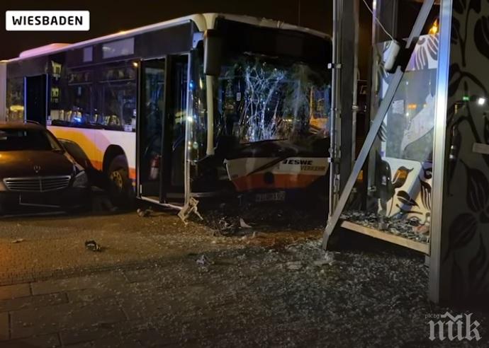 Автобус се вряза в спирка във Висбаден - 21 души са ранени (ВИДЕО)