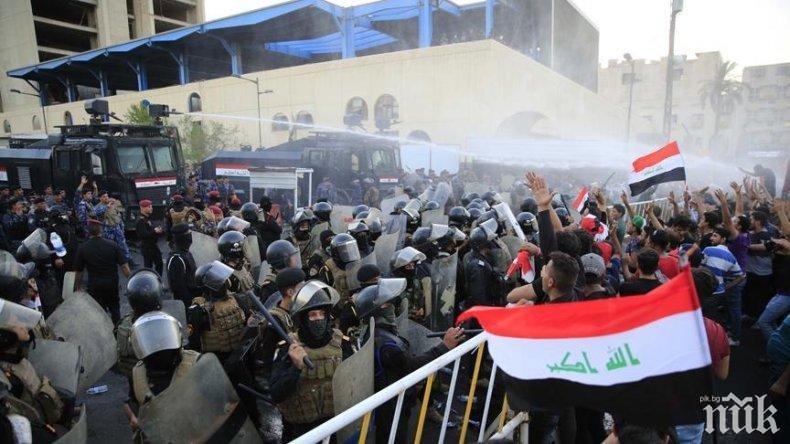 Двама души са застреляни при протестите в Ирак