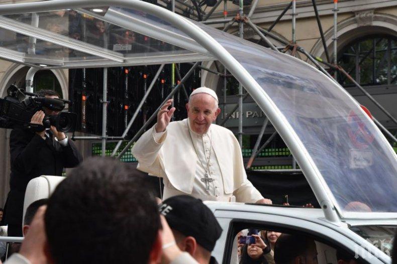 Качиха Франциск на водороден папамобил