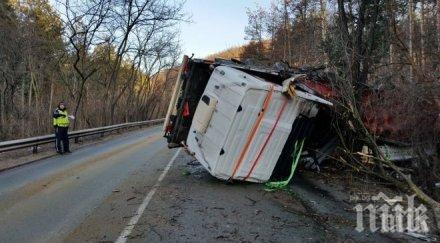 Изтеглиха тира от пропастта под магистрала “Тракия”