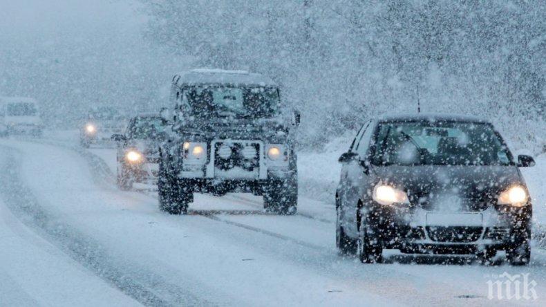 Сняг валя цяла нощ в Смолянско! Пътищата са мокри и хлъзгави