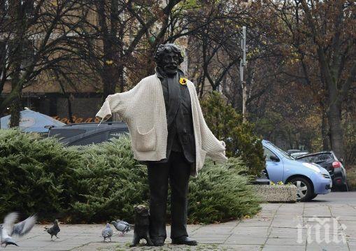 Облякоха паметника на Радой Ралин в София