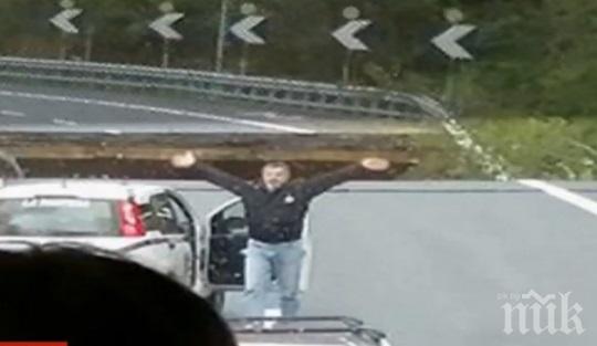 ГЕРОЙ: Италианец спаси десетки хора - спря потока от коли на рухналата магистрала