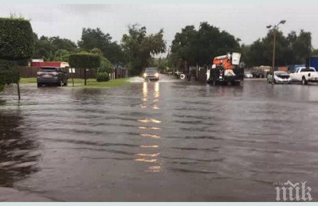 Воден апокалипсис в Гърция! Реки преливат, наводнени са къщи и магазини, затварят пътища