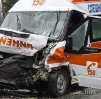 Линейка с пациент се заби в дърво заради пиян шофьор, всички в нея са пострадали