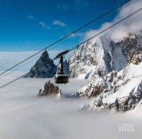 Лавина затрупа скиори в Алпите