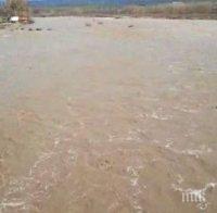 ПРОВЕРКА: Ето кой оцвети Струма в цветовете на дъгата 