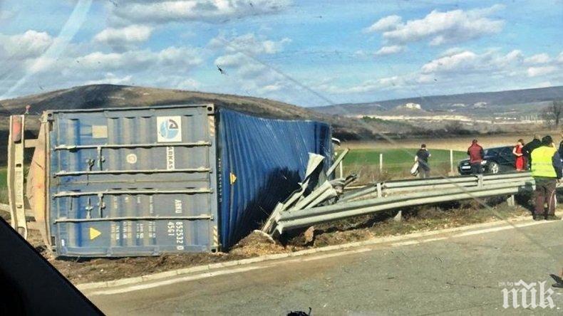 Обърнат ТИР блокира движението по пътя София - Перник