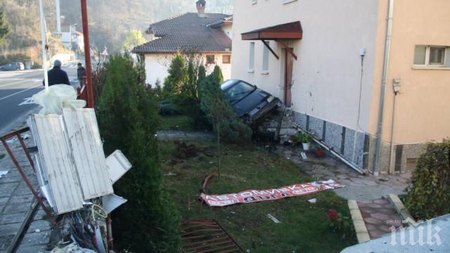 КАСКАДА: 18-годишен заплес се приземи в къща с колата си - пишел си на телефона